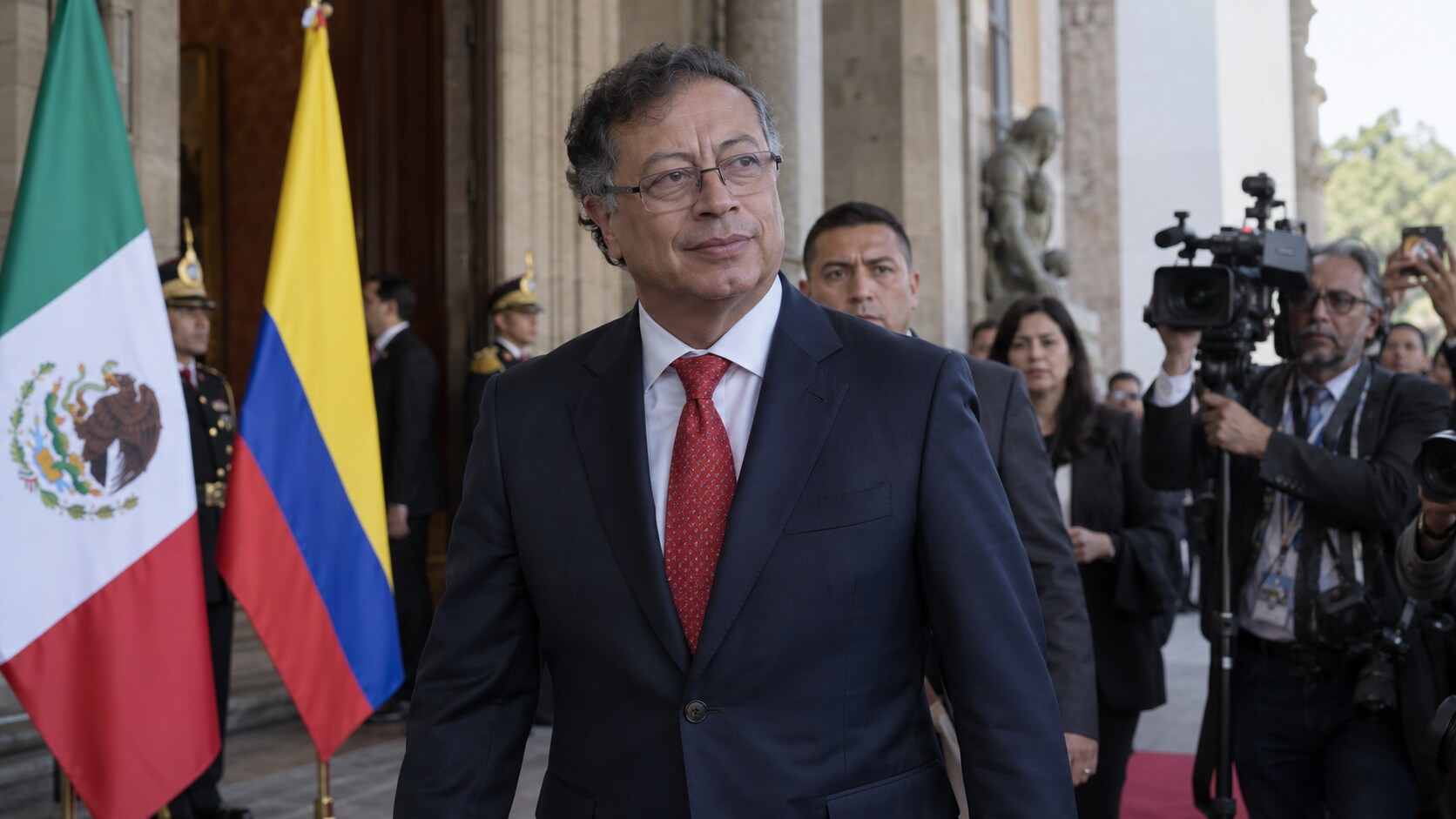 Gustavo Petro durante una visita política y académica a México