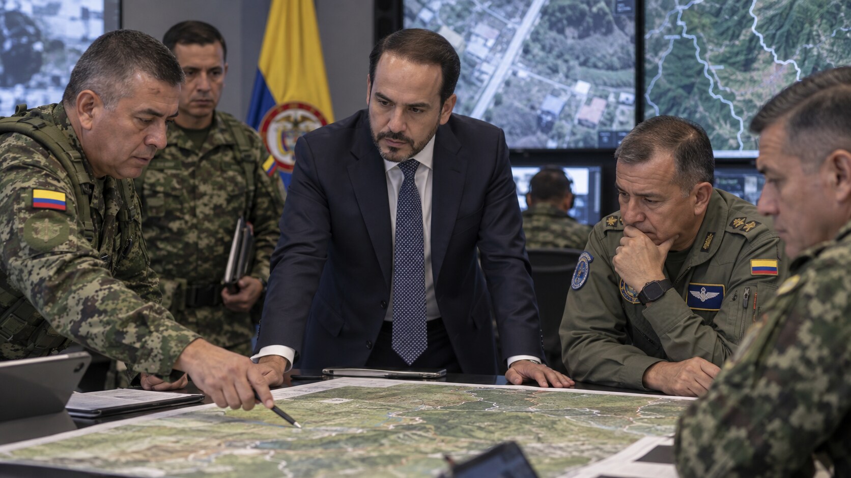 El presidente colombiano Abelardo de la Espriella participa en una reunión de seguridad