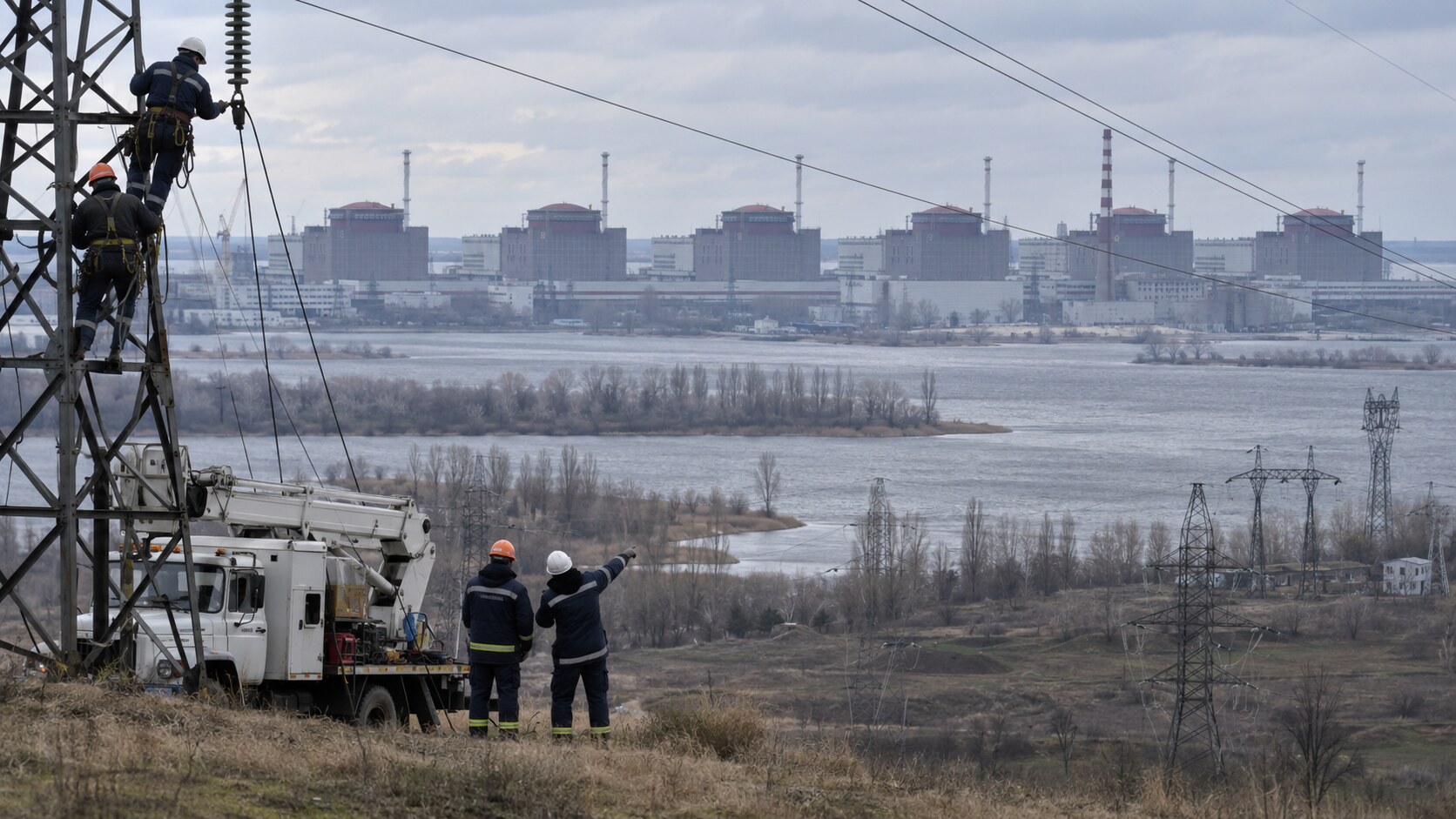 Central nuclear de Zaporiyia y líneas eléctricas