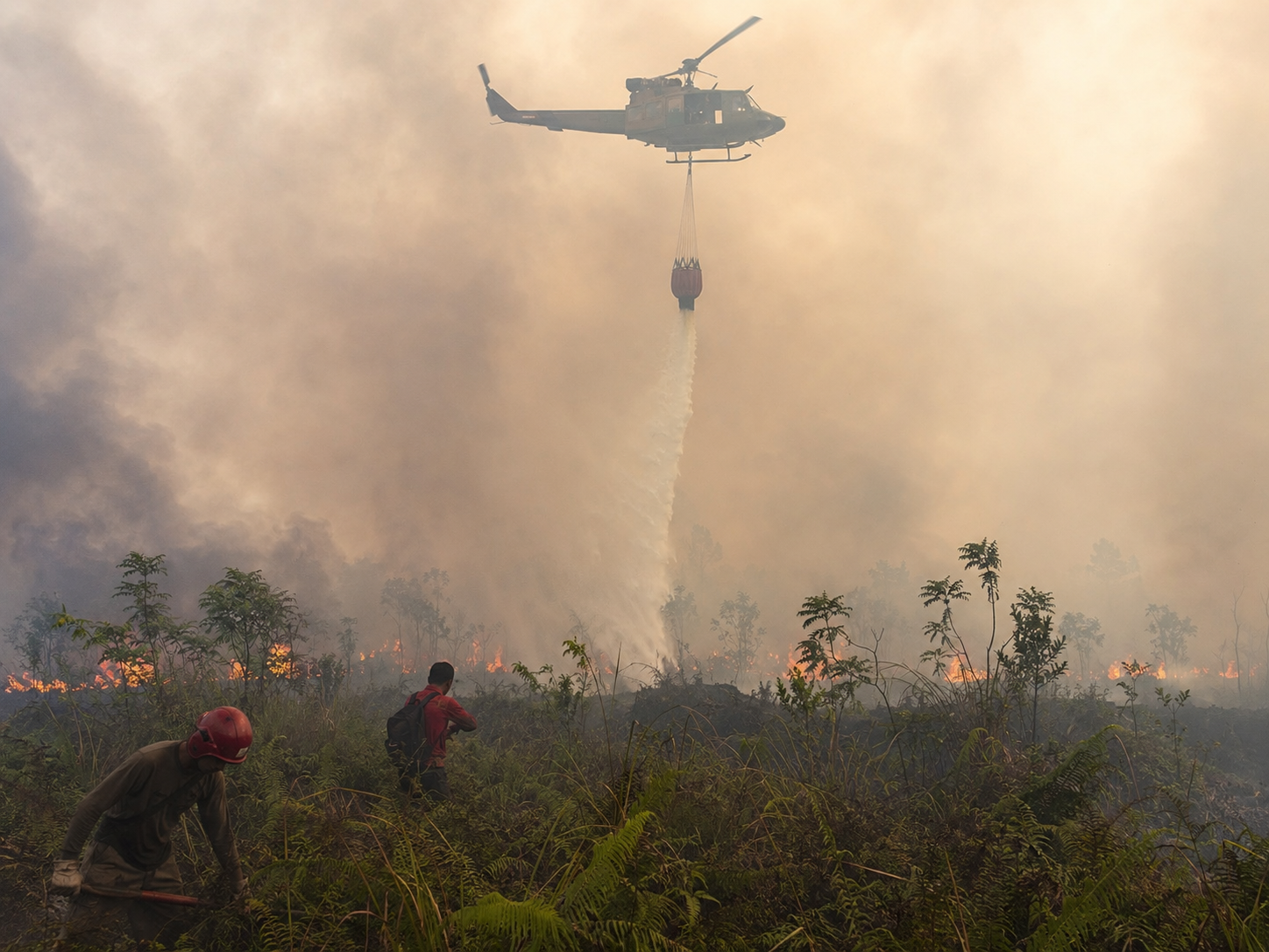 Indonesia intensifica combate a incendios y la humareda llega a Malasia
