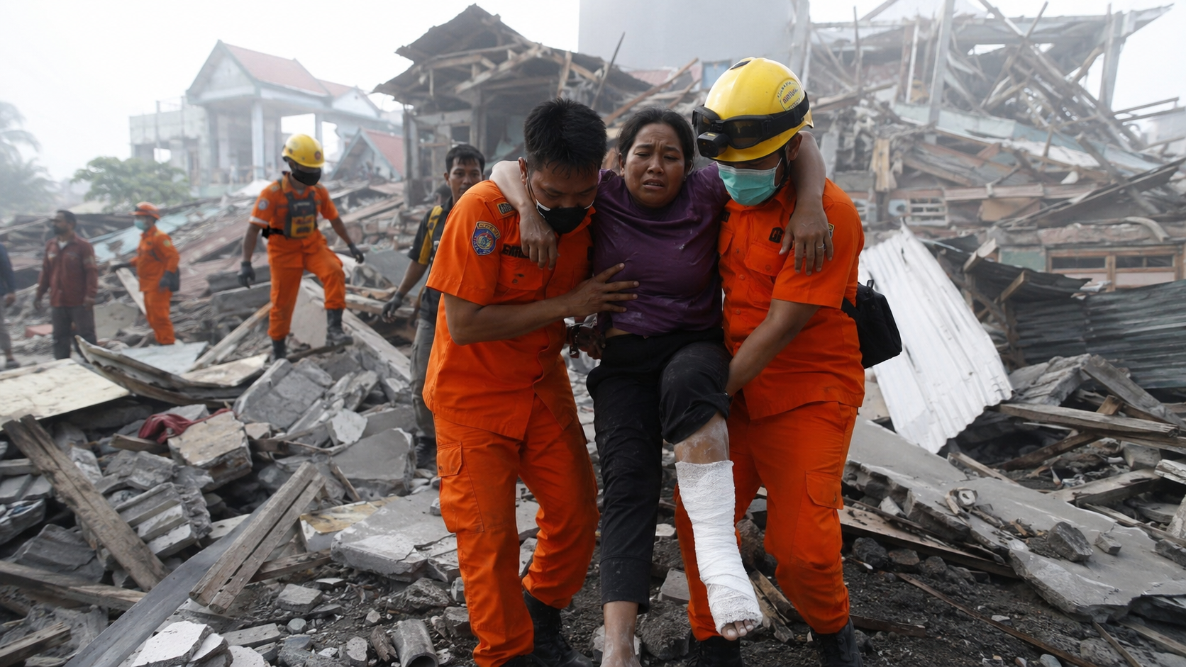 Indonesia eleva a 53 los muertos por el terremoto de magnitud 7,7 y evacua a unas 5.000 personas