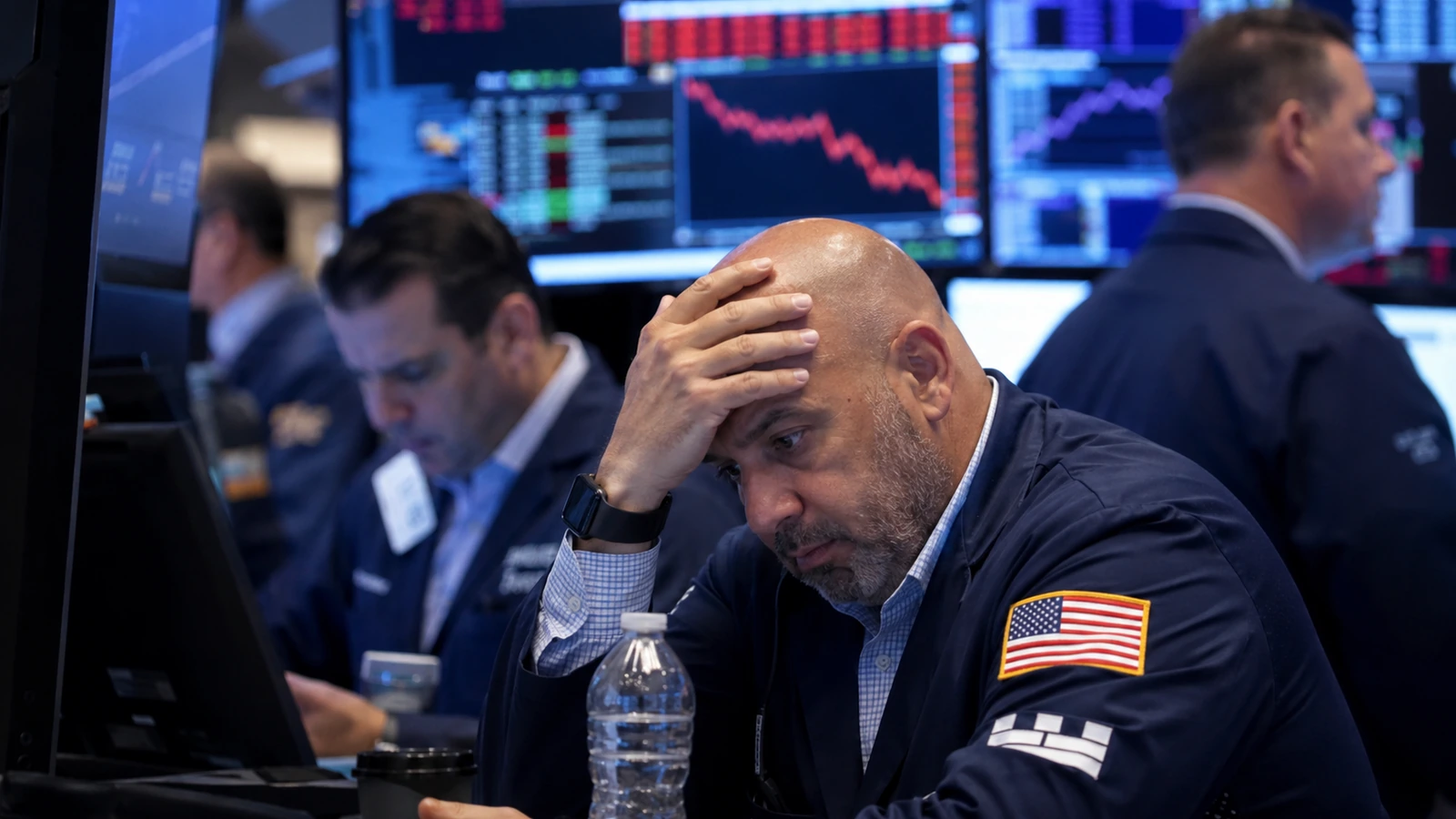 PHOTO50 NewsYork: Caen las ventas minoristas, se debilita la confianza del consumidor y Wall Street se enfría