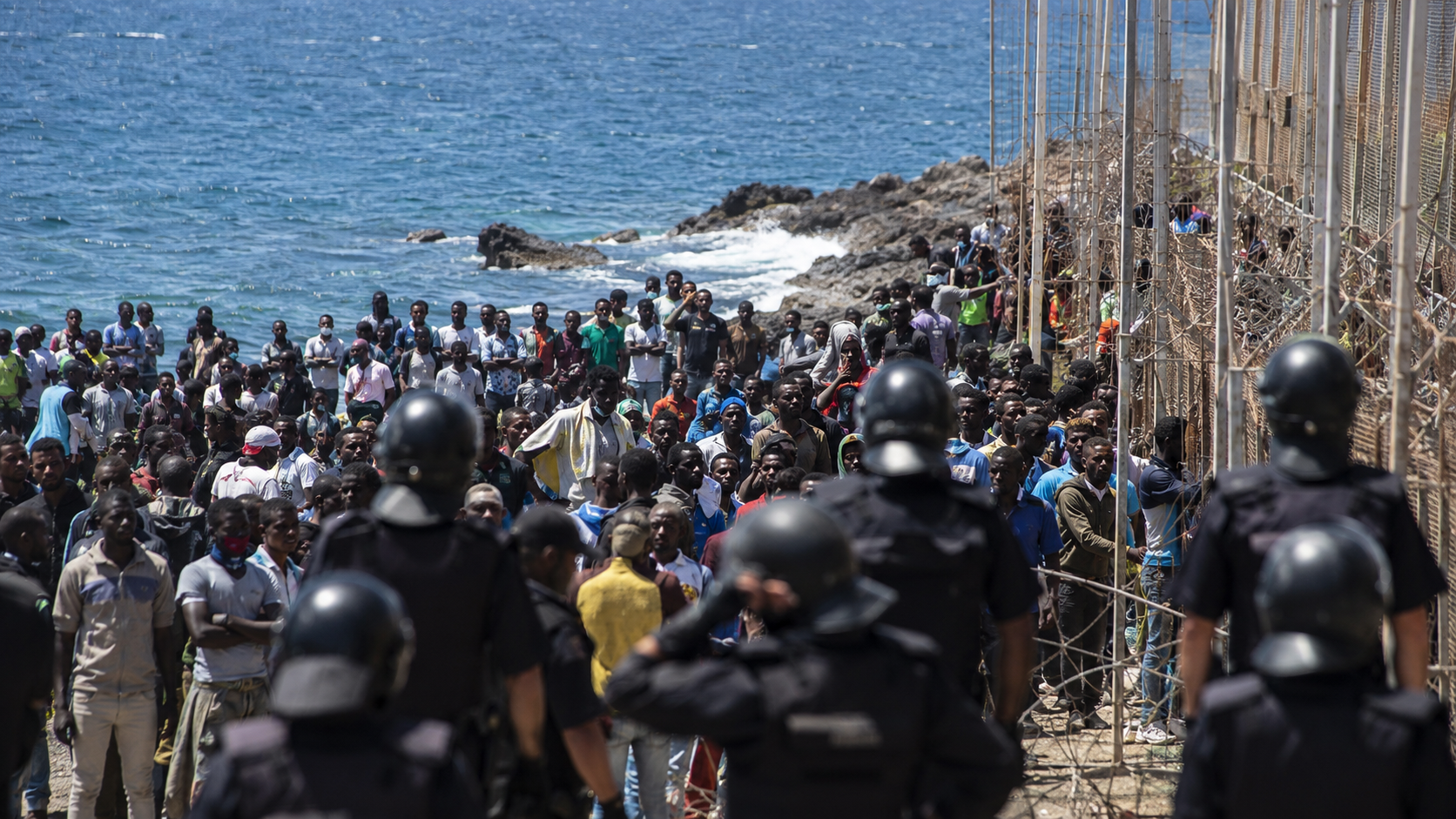 Cientos de migrantes protestan en Ceuta y piden asilo tras la crisis fronteriza